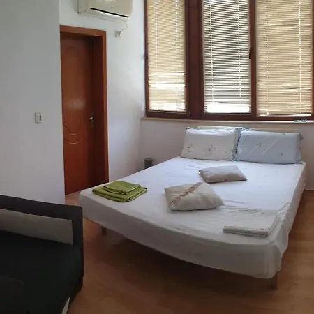 Linda Guesthouse-1 Τίρανα